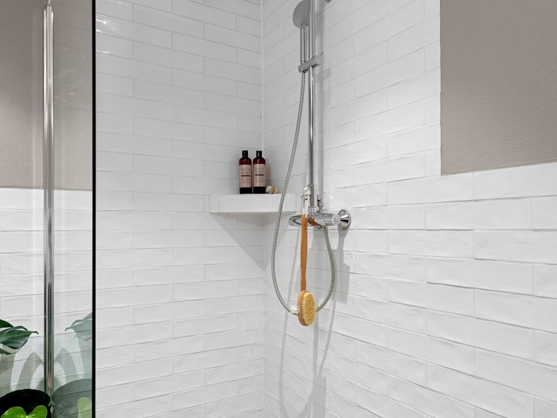 Barrierefreies Bad mit bodengleicher Dusche und modernen Armaturen