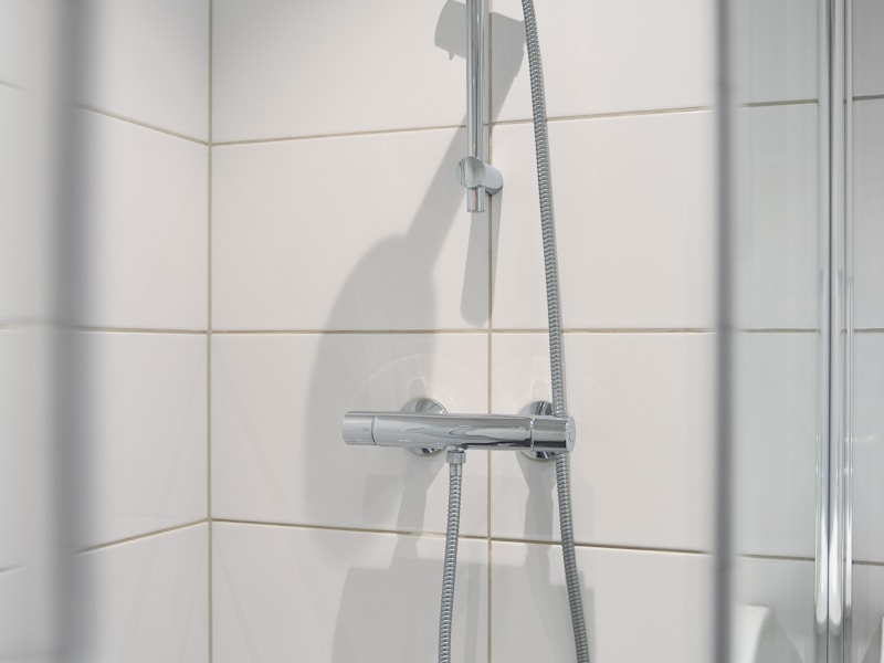 Sanitärinstallateur bei der Montage von Rohrleitungen