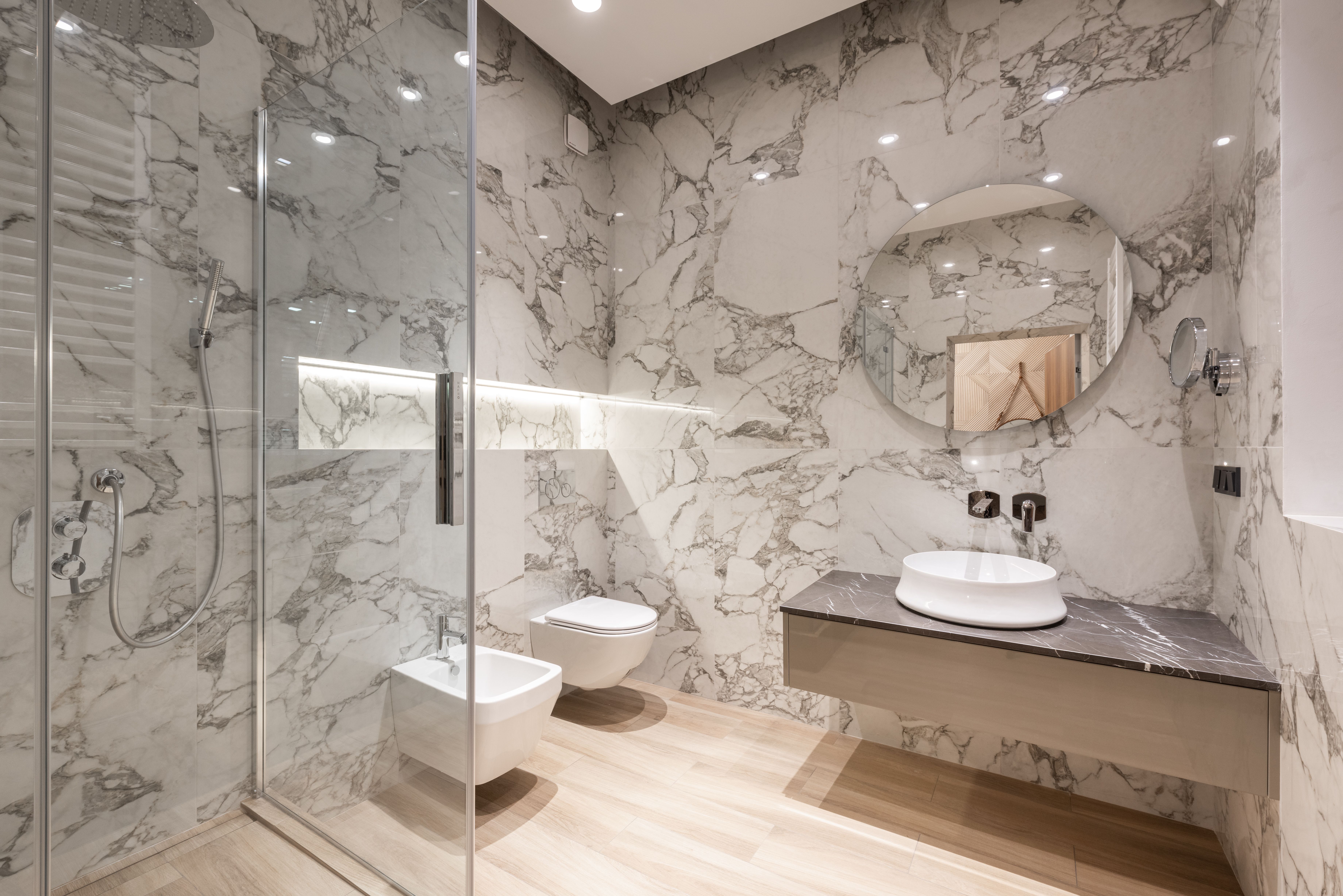 Referenzprojekt — modernes Badezimmer nach Sanierung in Wien